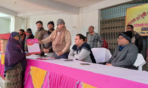 मनिहारी में समारोह आयोजित कर भूमिहीनों को बांटी गयी बंदोबस्ती पर्चा