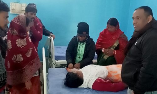 फोकनिया की परीक्षा दे रही छात्रा ठंढ से गीर पड़ी, पीएचसी लाया गया