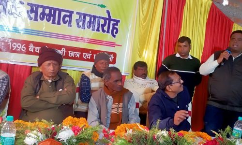 1996 बैच के छात्र छात्र-छात्राओं ने गुरू जनों को सम्मानित किया