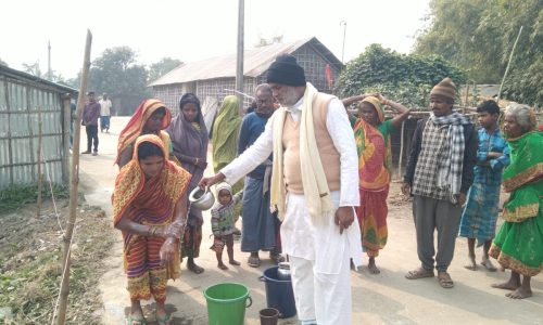 स्वच्छता के प्रति जागरूक करने मुखिया  ने महिला व पुरूषों का धुलवाया हाथ ।