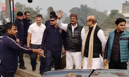 राहुल गाँधी को एन एफ़ रेलवे इम्प्लॉइज ने सौंपा ज्ञापन कटिहार से दक्षिण भारत के लिए नई रेल चालू कराने की माँग ।