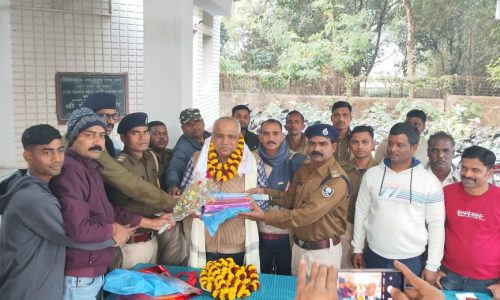 सेवानिवृत्ती पर पुलिसकर्मीयों ने समारोह आयोजित कर दफादार को बिदाई दी