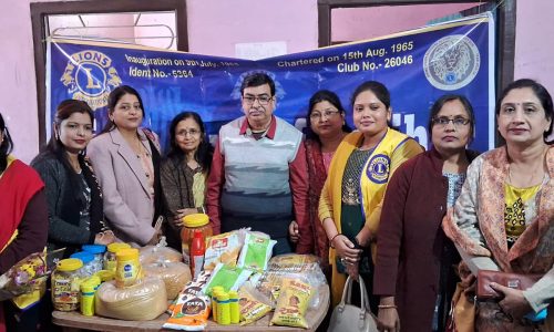 वृद्धाश्रम में रह रहे वृद्ध जनों की लायंस क्लब ने की सहायता
