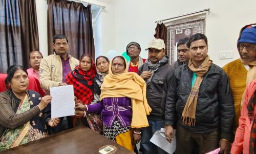 किसान समुदाय के जाती प्रमाण पत्र निर्गत कराने को लेकर प्रखंड प्रमुख को सौंपे ज्ञापन ।
