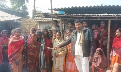 मृतक के परिजनों को मुखिया प्रतिनिधि ने की आर्थिक मदद
