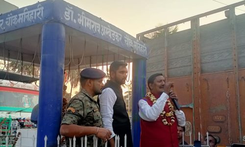 पूर्व राज्यमंत्री हिमराज़ सिंह  जनसंपर्क अभियान में मनिहारी पहुंचकर अंबेडकर को श्रद्धांजलि दी