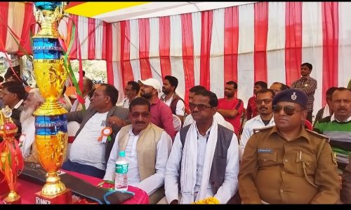 लाभा प्रीमियम लीग टूर्नामेंट के फाइनल मैच में बिहार की टीम ने बंगाल की टीम को पांच विकेट से पराजित किया।