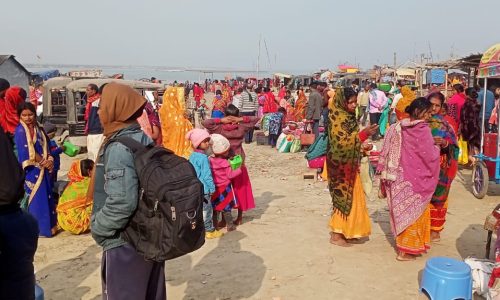 दो लाख से अधिक श्रद्धालुओं ने गंगा में लगाई डुबकी।