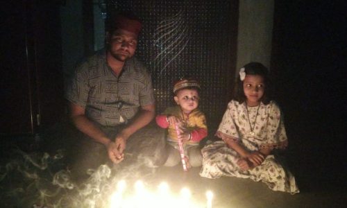पूर्वजों की याद में बच्चों ने जलाएं मोमबत्ती