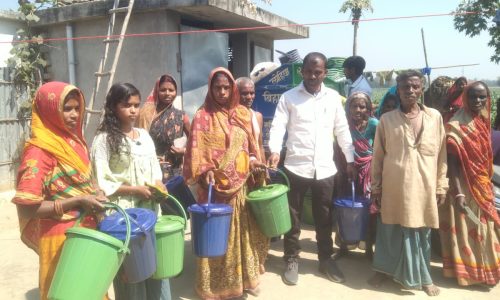 वार्ड सदस्य ने हरा और नीला डस्टबिन का किया वितरण