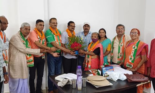 राष्ट्रपति पुरस्कार  से सम्मानित डा देव ने अपने दर्जनों समर्थकों के साथ थामा कांग्रेस का दामन
