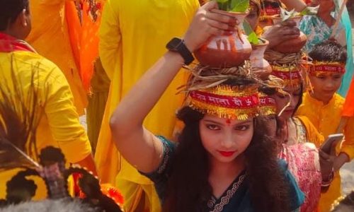 हरि नाम संकीर्तन को लेकर कलश शोभा यात्रा निकला 251 कन्याओं ने अपने सिर पर कलश लेकर किया नगर भ्रमण
