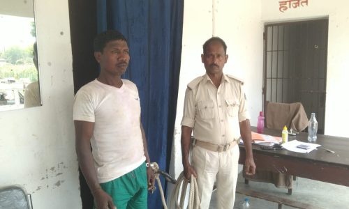 समधी के साथ शराब बेचने के आरोप में 15 लीटर शराब के साथ समधी हुआ गिरफ्तार।