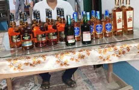 12 लीटर 735 मिलीलीटर विदेशी शराब जप्त। शराब तस्कर भागने में सफल रहा।