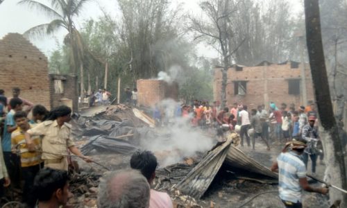 दिलारपुर में लगी भयंकर आग से दर्जनों परिवार के आशियाने जलकर राख, कई गैस सिलेंडर ब्लास्ट लाखों का हुआ नुकसान