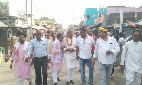एनडीए प्रत्याशी दुलालचंद गोस्वामी अपने समर्थकों के साथ जनसंपर्क अभियान चलाया।