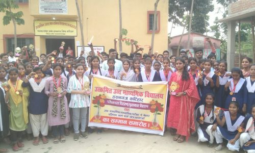 दीक्षांत समारोह आयोजित कर सफल बच्चों को दिया गया अंकपत्र पत्र।