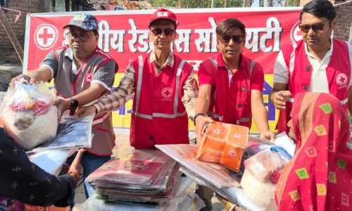 दिलारपुर के अग्नि पीड़ित परिवारों को रेडक्रॉस सोसायटी द्वारा राहत सामग्री दी गई