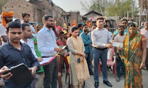 आपदा कोष से दिलारपुर के अग्नि पीड़ित परिवारों को मुआवजा की राशि दी गई