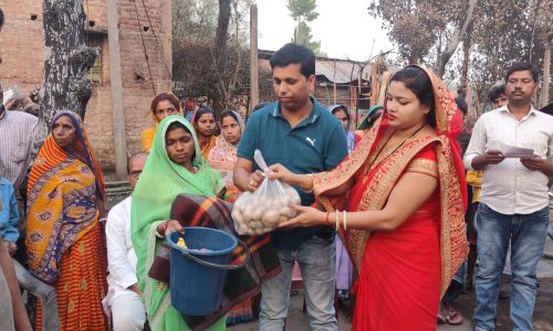 अग्नि पीड़ित परिवार को मुखिया ने दिया राहत सामग्री