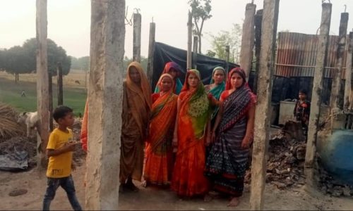 शकरपुर गांव में आग से 10 परिवार के दो दर्जन घर जलकर राख ।