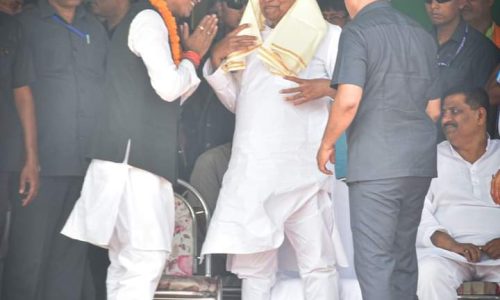 मुख्यमंत्री नीतीश कुमार डंडखोरा सदानंद उच्च विद्यालय डुमरिया के मैदान में चुनावी सभा को किया संबोधित