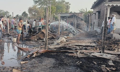 तीन परिवार का आधा दर्जन से अधिक घर जलकर स्वाहा ।