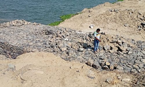 चुनावी आपाधापी में चल रही कटाव रोधी कार्य की गुणवत्ता पर ग्रहण, कार्यपालक अभियंता ने निरीक्षण कर दिये आवश्यक निर्देश