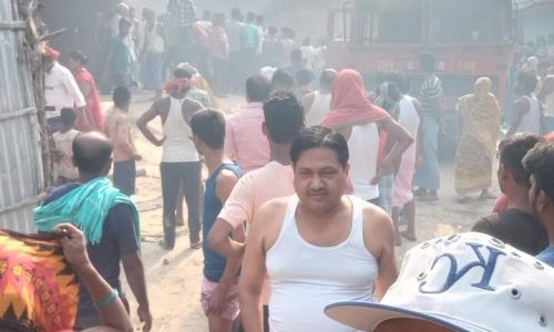 नवाबगंज में आग से कई घर जलकर राख