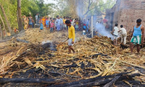आग लगने से कई घर जलें लाखों का नुक़सान
