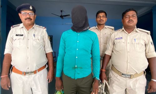 टीवीएस मोटर साइकिल के साथ तस्कर गिरफ्तार,14 लीटर देशी शराब बरामद