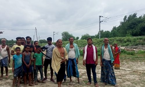 ग्रामीणों के सहयोग से सड़क निर्माण कार्य प्रारंभ, बाढ़ आने पर अवागमन का साधन रेल पटरी ही था ।