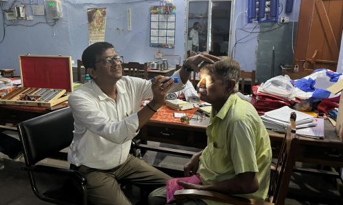 निःशुल्क शिविर में 45 लोगों ने अपनी आंखों की जांच कराई