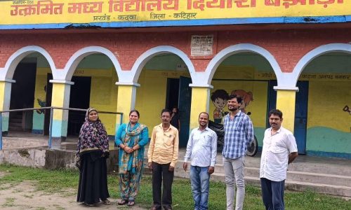 उत्क्रमित मध्य विद्यालय दियारी बझाडा़ में छात्र छात्राएँ समय का पालन करते हुए पठन-पाठन में अभिरुचि रखते हैं