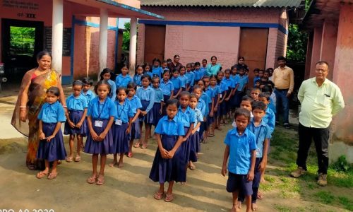 प्राथमिक विद्यालय बाभनगामा में शत प्रतिशत बच्चे स्कूल ड्रेस में आते हैं