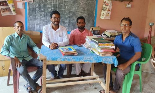 प्राथमिक  विद्यालय परिया में छात्र-छात्राएं गणवेश में आते हैं