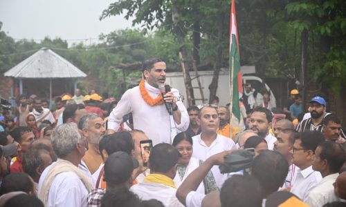 प्रशांत किशोर की बातों से ग्रामीणों में आया जोश, बारिश में भींग-भींगकर 10 किलोमीटर तक पदयात्रा में चले लोग