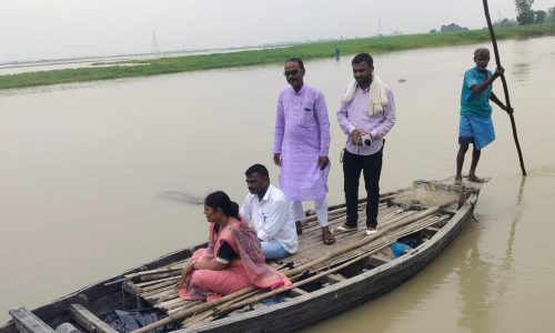 जदयू की महिला जिला अध्यक्ष एवं जिला सचिव बाढ़ प्रभावित इलाके का किया दौरा।