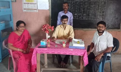 प्राथमिक विद्यालय बेगठी में छात्र-छात्राएं स्कूल ड्रेस में आते हैं विधालय