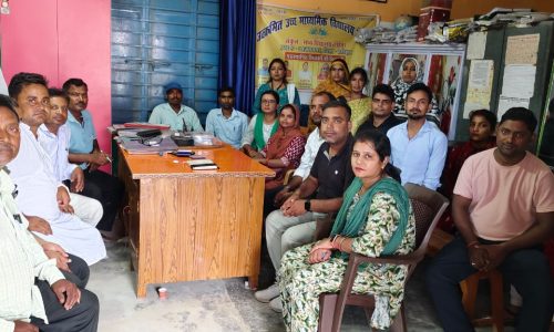 उत्क्रमित  उच्च माध्यमिक विद्यालय रोहिया में छात्रों को अनुशासन का पाठ पढ़ाया जाता है