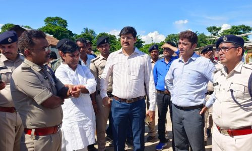 जिलाधिकारी ने मनिहारी  गंगा तट का जायजा लिया, बढते जलस्तर पर स्थानीय प्रशासन को दिये दिशा निर्देश।