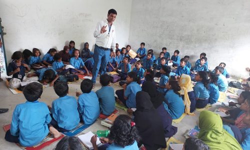 प्राथमिक  विद्यालय रतनी के छात्र-छात्राएं स्कूल ड्रेस में आते हैं