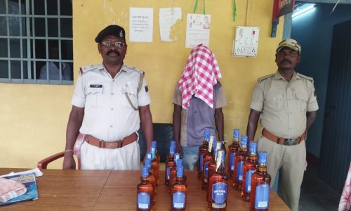 प्राणपुर पुलिस के हत्थे चढ़ा शराब तस्कर 25 लीटर साथ एक बाईक जप्त।