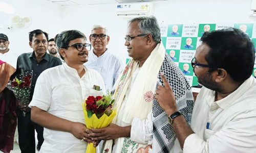 मनीष वर्मा को जदयू के राष्ट्रीय महासचिव बनाए जाने जदयू नेता रौशन अग्रवाल ने मिलकर दीं बधाई।