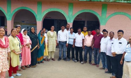 उत्क्रमित  उच्च माध्यमिक विद्यालय रोहिया में छात्रों को कम्प्यूटर शिक्षा का पाठ पढ़ाया जाता है
