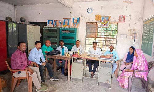 मध्य विद्यालय निखरा में छात्र-छात्राएं शत प्रतिशत गणवेश में आते हैं