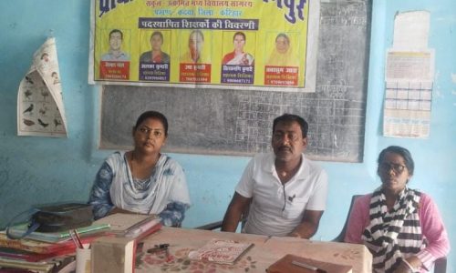 प्राथमिक  विद्यालय खेमपुर के छात्र छात्राएँ अनुशासित ढंग से करते हैं पठन पाठन।