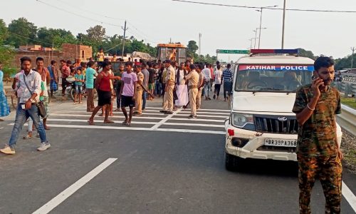 तेज रफ्तार का कहर, सड़क हादसे में चार घायल, पुलिस कर रही जांच।