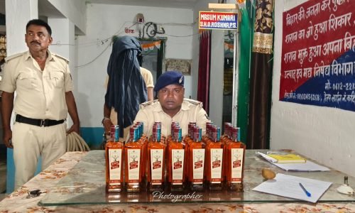 वाहन चेकिंग के दौरान 9.750 लिटर विदेशी शराब के साथ तस्कर गिरफ्तार, बाईक जप्त।