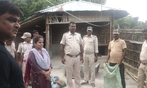 लम्बे समय से फरार चल रहा अभियुक्त के घर प्राणपुर पुलिस ने की कुर्की जप्ती।